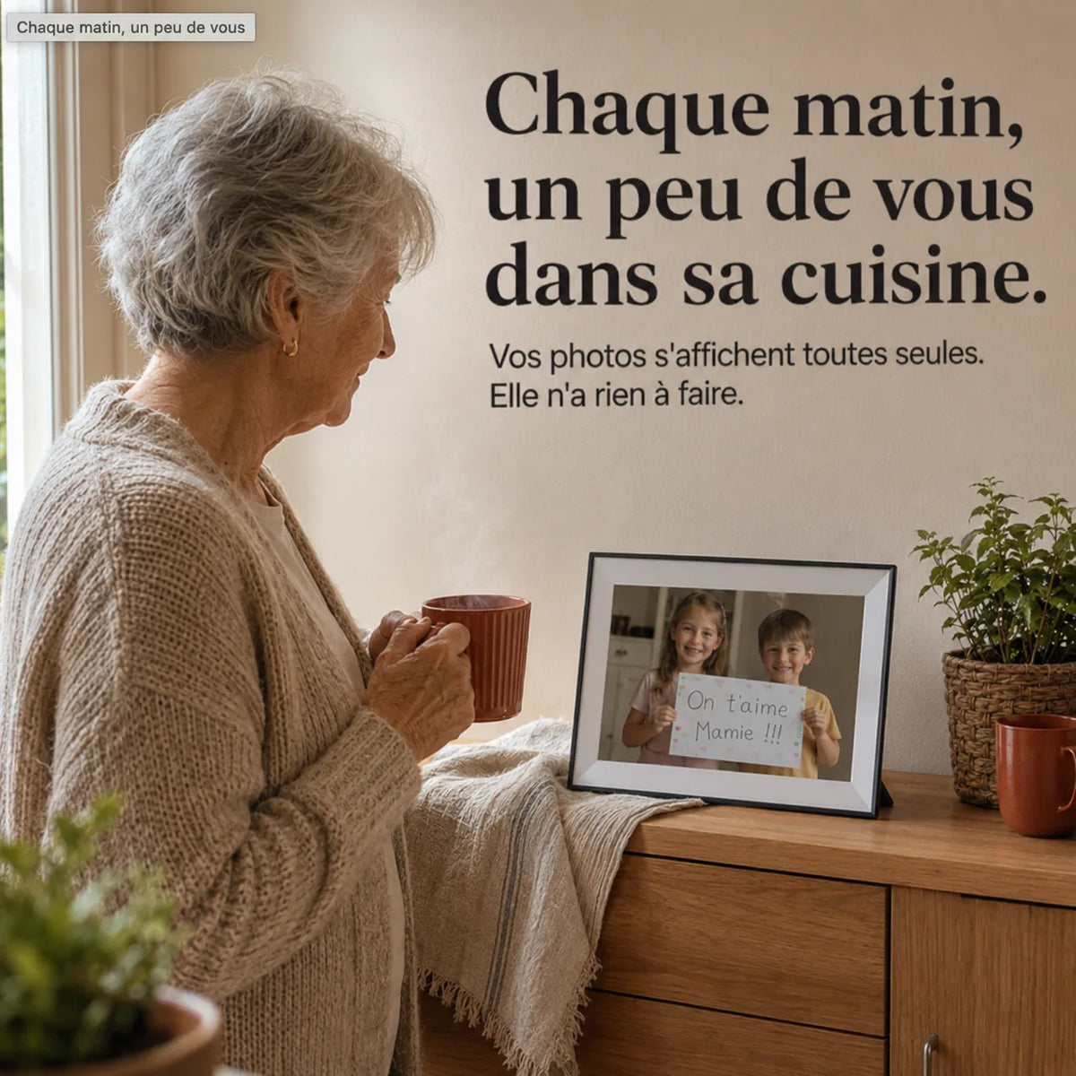 Grand-mère devant le cadre photo numérique dans sa cuisine